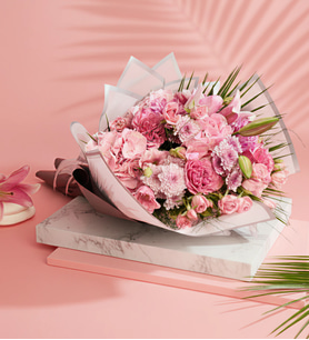 Gümüş Detaylı Şeffaf Bukette Pembe Çiçekler