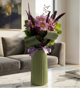 Yeşil Çizgili Vazoda Aspidistra ve Pembe Papatyalar
