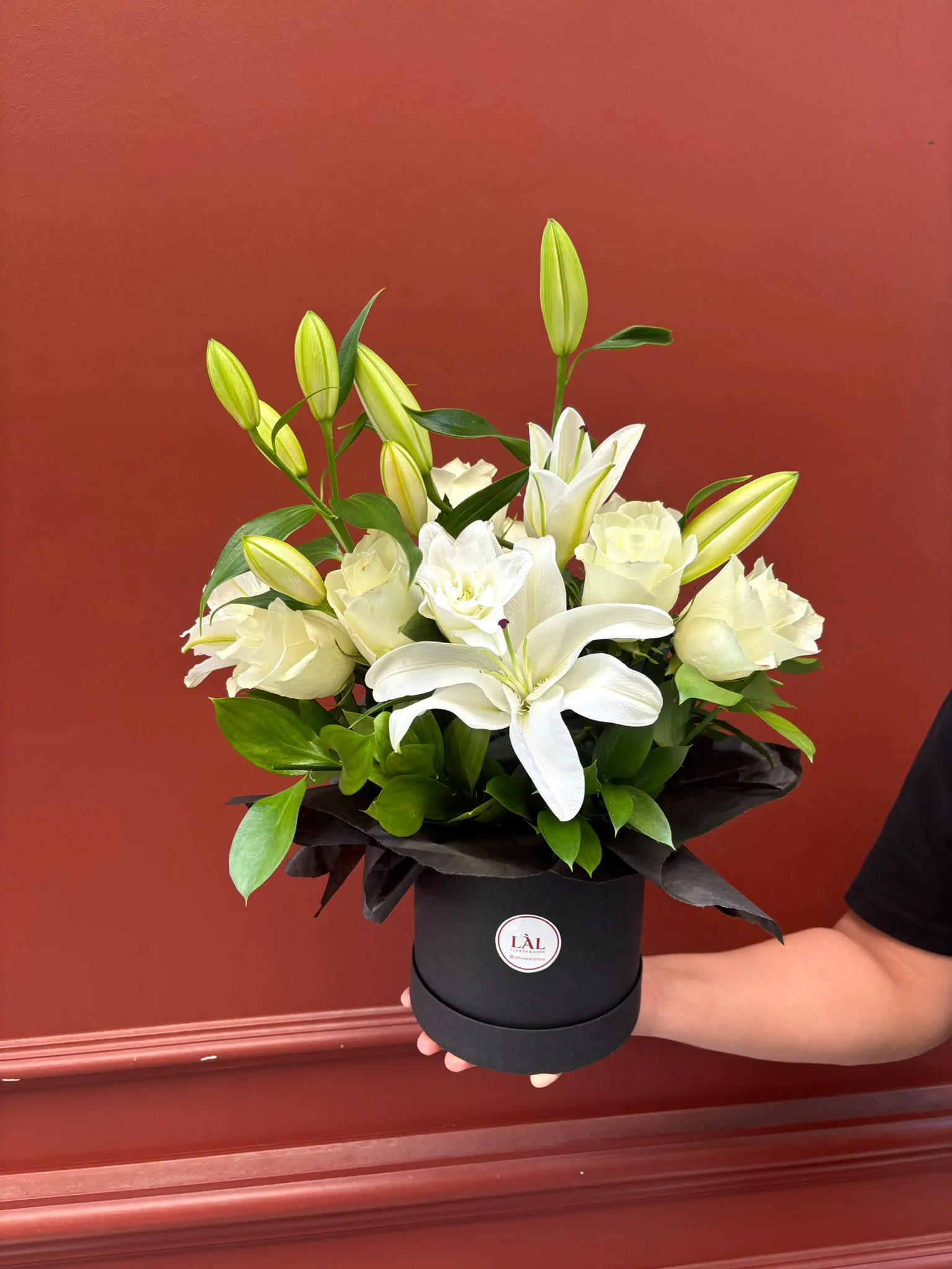 White Elegance – Premium Beyaz Lilyum & Gül Kutusu